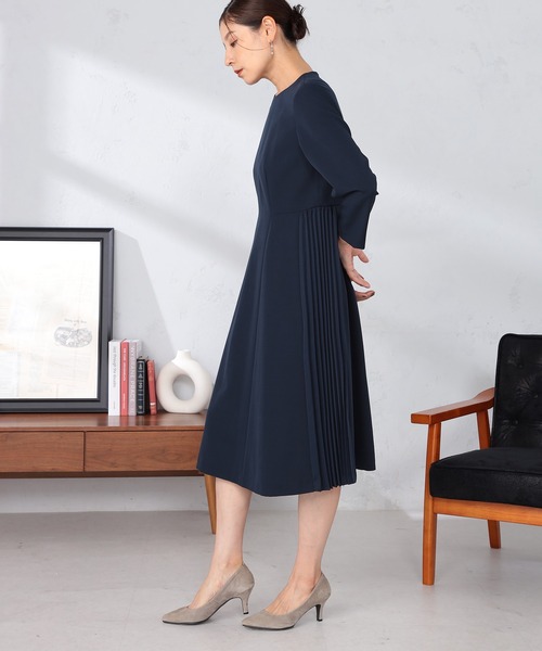 GALLORIA（ギャローリア）の「脇プリーツ切替ワンピース（ワンピース・レディース・モカ/ネイビー・S/M/L/LL）」の2枚目の写真