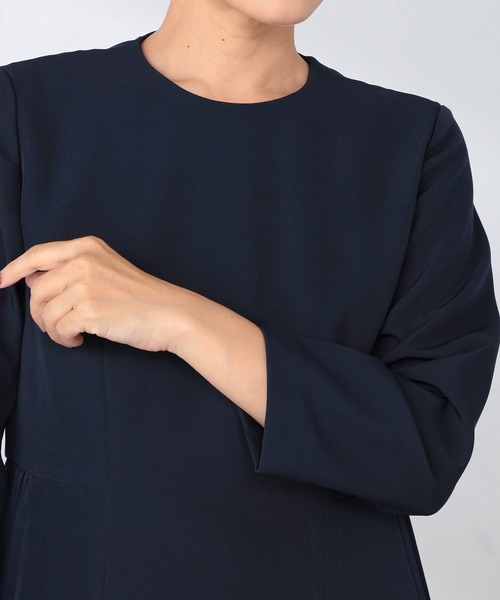 GALLORIA（ギャローリア）の「脇プリーツ切替ワンピース（ワンピース・レディース・モカ/ネイビー・S/M/L/LL）」の4枚目の写真
