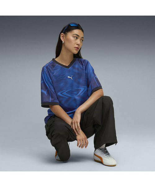 PUMA（プーマ）の「PUMA プーマ ユニセックス プーマテック-X AOP リラックスド フットボール 半（Tシャツ/カットソー・メンズ・ブラック/レッド系その他2/ブルー系その他2・LARGE/MEDIUM/XX-LARGE/X-LARGE/SMALL）」の10枚目の写真