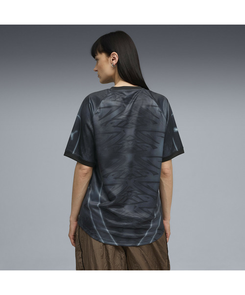 PUMA（プーマ）の「PUMA プーマ ユニセックス プーマテック-X AOP リラックスド フットボール 半（Tシャツ/カットソー・メンズ・ブラック/レッド系その他2/ブルー系その他2・LARGE/MEDIUM/XX-LARGE/X-LARGE/SMALL）」の15枚目の写真