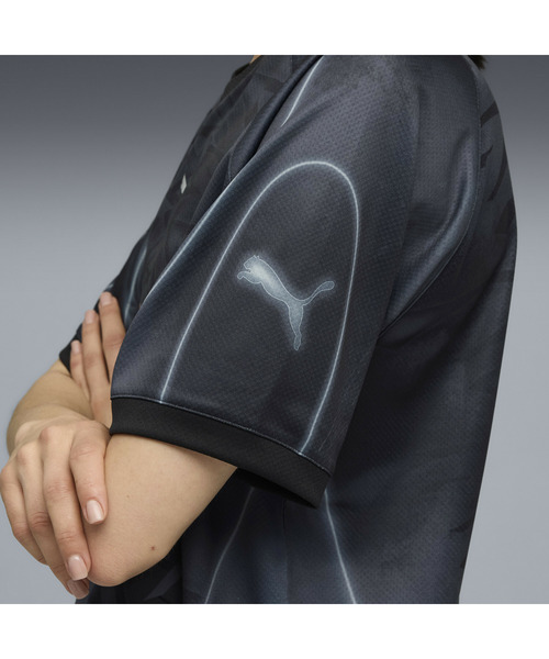 PUMA（プーマ）の「PUMA プーマ ユニセックス プーマテック-X AOP リラックスド フットボール 半（Tシャツ/カットソー・メンズ・ブラック/レッド系その他2/ブルー系その他2・LARGE/MEDIUM/XX-LARGE/X-LARGE/SMALL）」の16枚目の写真