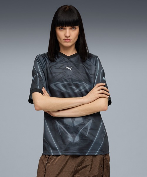 PUMA（プーマ）の「PUMA プーマ ユニセックス プーマテック-X AOP リラックスド フットボール 半（Tシャツ/カットソー・メンズ・ブラック/レッド系その他2/ブルー系その他2・LARGE/MEDIUM/XX-LARGE/X-LARGE/SMALL）」の2枚目の写真