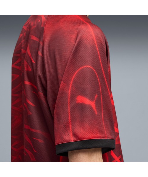 PUMA（プーマ）の「PUMA プーマ ユニセックス プーマテック-X AOP リラックスド フットボール 半（Tシャツ/カットソー・メンズ・ブラック/レッド系その他2/ブルー系その他2・LARGE/MEDIUM/XX-LARGE/X-LARGE/SMALL）」の6枚目の写真