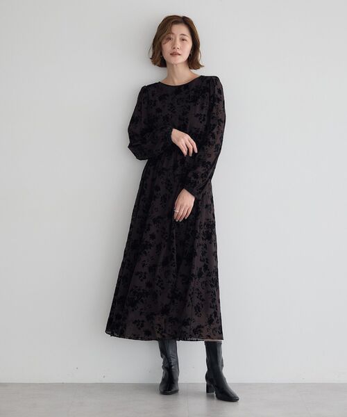 YECCA VECCA(イェッカヴェッカ)の「ボタニカル柄フロッキープリントワンピース(ワンピース・レディース・ベージュ/チャコールグレー・FREE)」の1枚目の写真