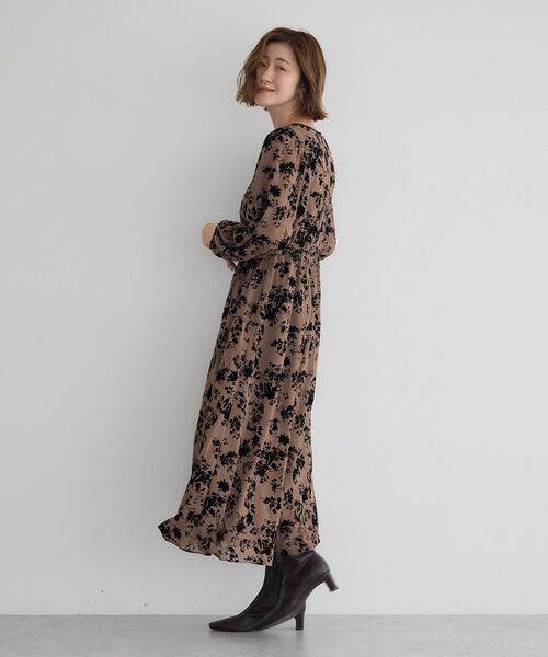 YECCA VECCA(イェッカヴェッカ)の「ボタニカル柄フロッキープリントワンピース(ワンピース・レディース・ベージュ/チャコールグレー・FREE)」の17枚目の写真