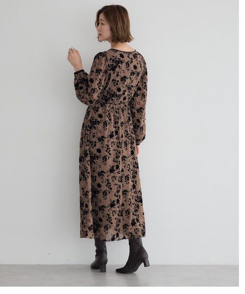 YECCA VECCA(イェッカヴェッカ)の「ボタニカル柄フロッキープリントワンピース(ワンピース・レディース・ベージュ/チャコールグレー・FREE)」の19枚目の写真