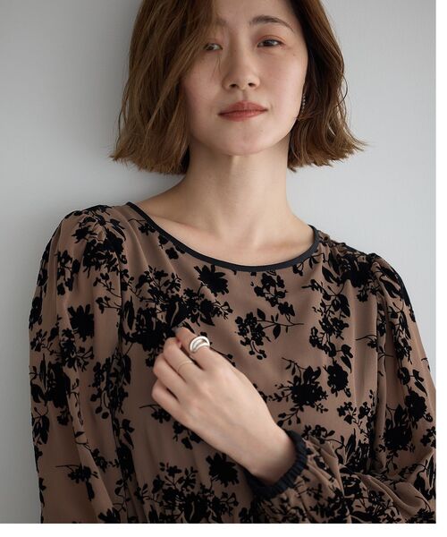 YECCA VECCA(イェッカヴェッカ)の「ボタニカル柄フロッキープリントワンピース(ワンピース・レディース・ベージュ/チャコールグレー・FREE)」の20枚目の写真