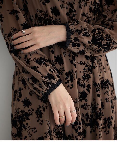 YECCA VECCA(イェッカヴェッカ)の「ボタニカル柄フロッキープリントワンピース(ワンピース・レディース・ベージュ/チャコールグレー・FREE)」の21枚目の写真