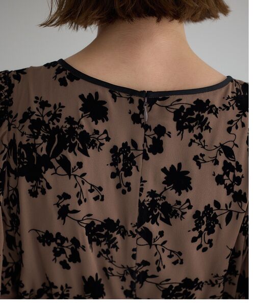 YECCA VECCA(イェッカヴェッカ)の「ボタニカル柄フロッキープリントワンピース(ワンピース・レディース・ベージュ/チャコールグレー・FREE)」の22枚目の写真