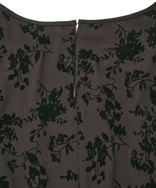 YECCA VECCA(イェッカヴェッカ)の「ボタニカル柄フロッキープリントワンピース(ワンピース・レディース・ベージュ/チャコールグレー・FREE)」の3枚目の写真