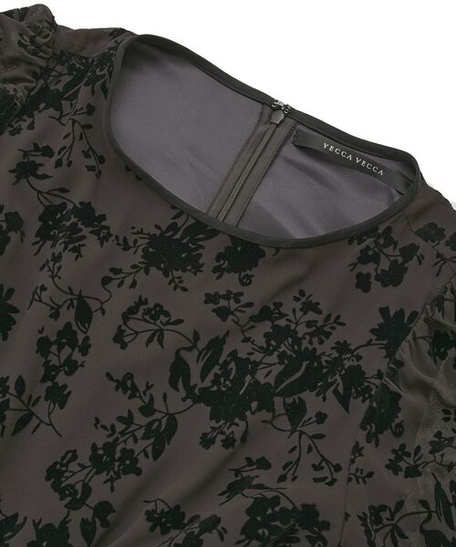 YECCA VECCA(イェッカヴェッカ)の「ボタニカル柄フロッキープリントワンピース(ワンピース・レディース・ベージュ/チャコールグレー・FREE)」の6枚目の写真