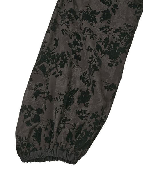 YECCA VECCA(イェッカヴェッカ)の「ボタニカル柄フロッキープリントワンピース(ワンピース・レディース・ベージュ/チャコールグレー・FREE)」の7枚目の写真