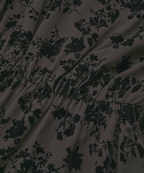 YECCA VECCA(イェッカヴェッカ)の「ボタニカル柄フロッキープリントワンピース(ワンピース・レディース・ベージュ/チャコールグレー・FREE)」の8枚目の写真