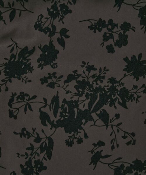 YECCA VECCA(イェッカヴェッカ)の「ボタニカル柄フロッキープリントワンピース(ワンピース・レディース・ベージュ/チャコールグレー・FREE)」の9枚目の写真