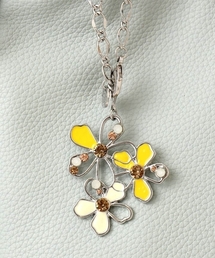 MK MICHEL KLEIN（エムケーミッシェルクラン）の「透かしフラワーモチーフチャーム（キーホルダー）」