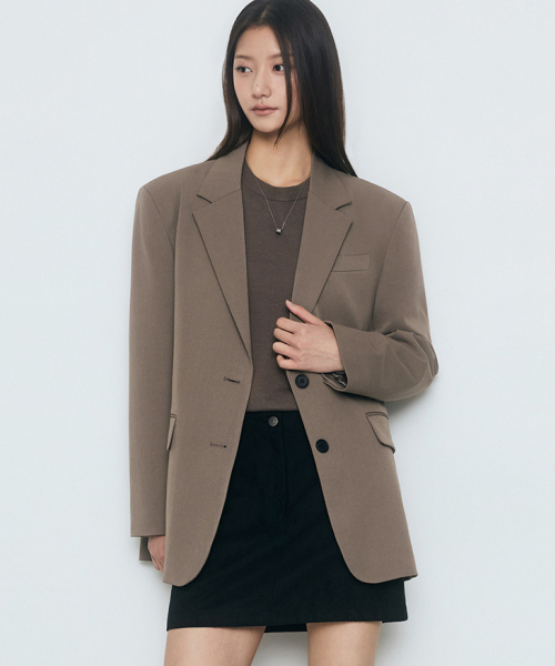 MUSINSA STANDARD WOMAN(ムシンサスタンダードウーマン)の「レディースオーバーサイズショルダーオーバーサイズブレザー【ダスティベージュ】(テーラードジャケット・レディース・その他・SMALL/MEDIUM/LARGE/X-SMALL)」の1枚目の写真
