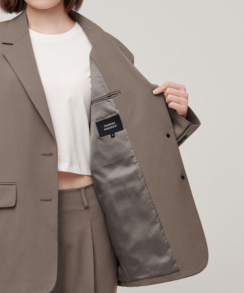 MUSINSA STANDARD WOMAN(ムシンサスタンダードウーマン)の「レディースオーバーサイズショルダーオーバーサイズブレザー【ダスティベージュ】(テーラードジャケット・レディース・その他・SMALL/MEDIUM/LARGE/X-SMALL)」の3枚目の写真