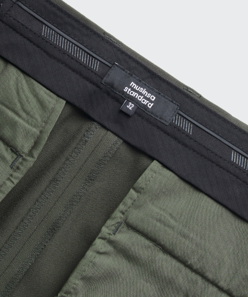 MUSINSA STANDARD（ムシンサスタンダード）の「テーパードヒドゥンバンディングクロップドスラックス[ダスティカーキ]（スラックス・メンズ・その他・38/42/32/30/31/26/27/28/29）」の4枚目の写真