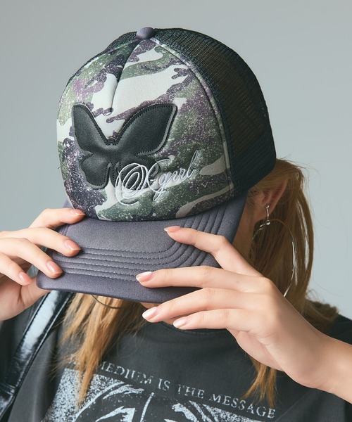 X-girl（エックスガール）の「BUTTERFLY PATCH TRUCKER CAP（キャップ・レディース・カモフラージュ/ピンク/ブラック・ONE SIZE）」の3枚目の写真