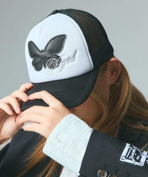 X-girl（エックスガール）の「BUTTERFLY PATCH TRUCKER CAP（キャップ・レディース・カモフラージュ/ピンク/ブラック・ONE SIZE）」の2枚目の写真