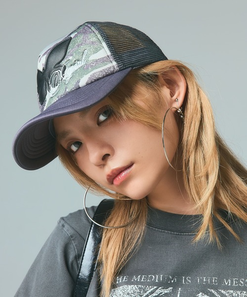 X-girl（エックスガール）の「BUTTERFLY PATCH TRUCKER CAP（キャップ・レディース・カモフラージュ/ピンク/ブラック・ONE SIZE）」の4枚目の写真