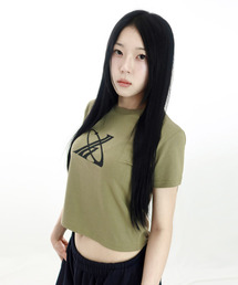 JUSTHANG（ジャストハング）の「ビッグニュートロブラックロゴカーキクロップTシャツ（Tシャツ/カットソー）」