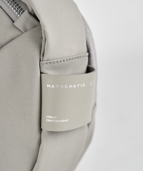 MATHEMATIK(マスマティック)の「DEDEKIND F23 タブレット デイリー 旅行用 クロスバッグ ウォームグレー(メッセンジャーバッグ・レディース・その他・FREE)」の7枚目の写真