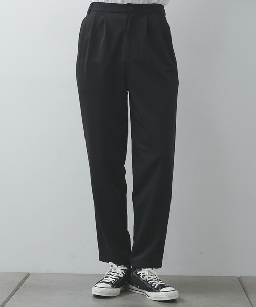 WHITE MOUNTAINEERING（ホワイトマウンテニアリング）の「【White Mountaineering / ホワイトマウンテニアリング】別注 JERSEY TUCK EASY TAPARED PANTS（その他パンツ・メンズ・ブラック/ダークグレー・2/0/1）」の2枚目の写真