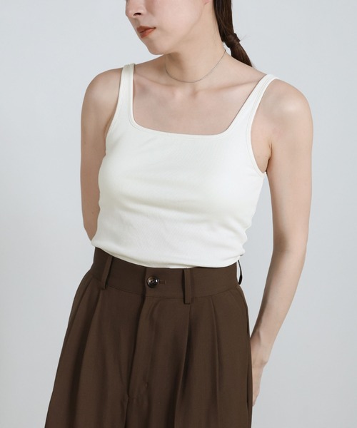 select MOCA（セレクトモカ）の「【機能素材】カップ付きスクエアネックテレコタンクトップ（タンクトップ・レディース・オフホワイト/ブラック/スミクロ・SMALL/MEDIUM/LARGE）」の2枚目の写真
