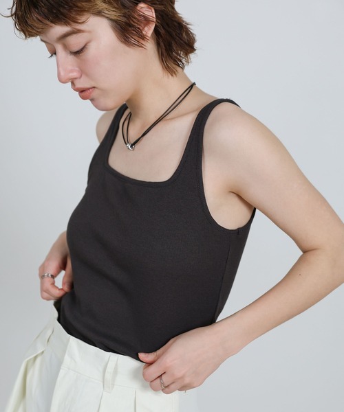 select MOCA（セレクトモカ）の「【機能素材】カップ付きスクエアネックテレコタンクトップ（タンクトップ・レディース・オフホワイト/ブラック/スミクロ・SMALL/MEDIUM/LARGE）」の13枚目の写真