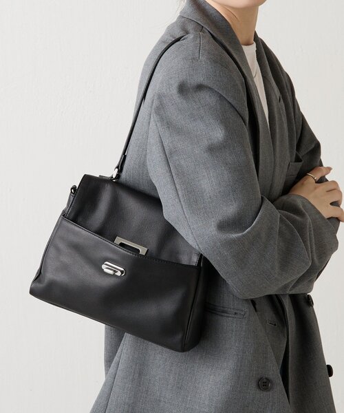 russet（ラシット）の「《@__serako.r__企画》ソフトレザーフラップミニトートバッグ（トートバッグ・レディース・ライトグレー/ブラック・FREE）」の17枚目の写真