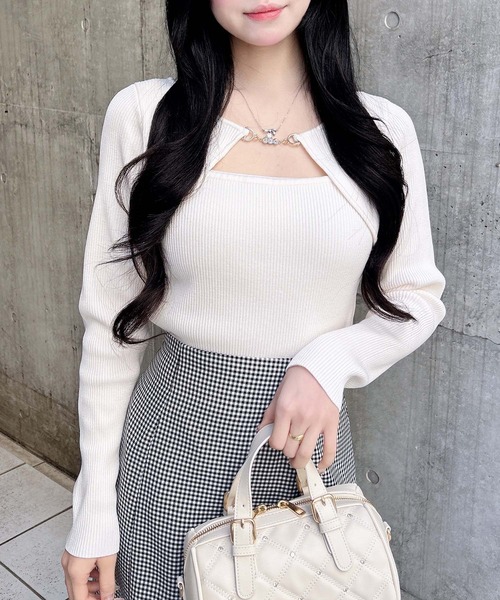 INGNI（イング）の「ビット付デコルテオープンリブニット（ニット/セーター・レディース・オフホワイト/ピンク/サックスブルー/ブラック・M）」の2枚目の写真