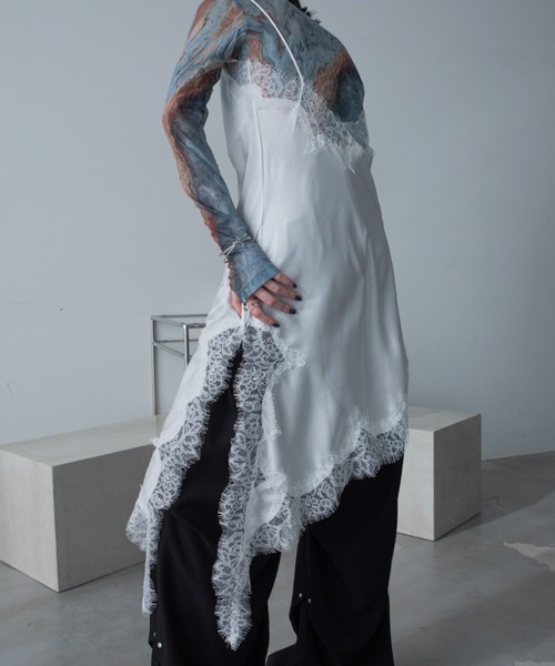 VACANCY(ヴァカンシー)の「レースドッキングアシンメトリーキャミワンピース(ワンピース・レディース・ホワイト/ブラック/カーキ・FREE)」の5枚目の写真