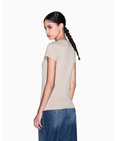 ARMANI EXCHANGE(アルマーニエクスチェンジ)の「【A|X アルマーニ エクスチェンジ】AXロゴ 半袖クルーネックTシャツ/SLIM(Tシャツ/カットソー・レディース・ホワイト/サンドベージュ/ブラック・X-SMALL/X-LARGE/SMALL/MEDIUM/LARGE)」の4枚目の写真