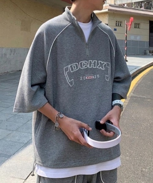 link lot(リンクロット)の「【2点セット】カレッジロゴ ハイネックリラックスセットアップ(Tシャツ/カットソー・メンズ・グレー/ブラック・L/M)」の2枚目の写真