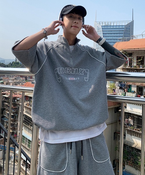 link lot(リンクロット)の「【2点セット】カレッジロゴ ハイネックリラックスセットアップ(Tシャツ/カットソー・メンズ・グレー/ブラック・L/M)」の8枚目の写真