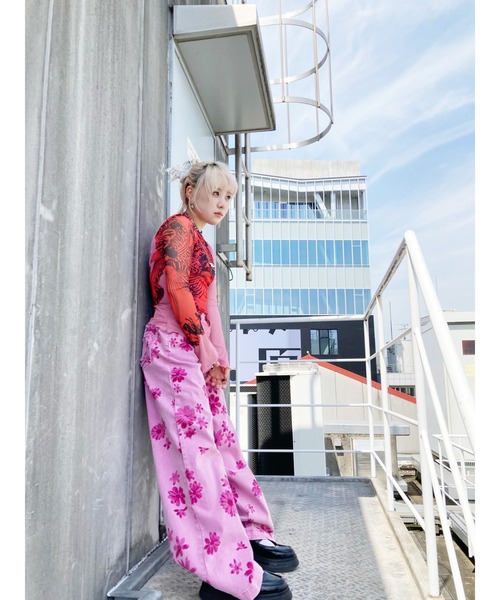 Desigual(デシグアル)の「ピンク×マゼンタフローラルプリントワイドレッグデニムパンツ【5ポケット仕様】(デニムパンツ・レディース・レッド・34/36/38/40/44/42)」の5枚目の写真