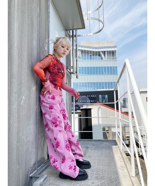 Desigual(デシグアル)の「ピンク×マゼンタフローラルプリントワイドレッグデニムパンツ【5ポケット仕様】(デニムパンツ・レディース・レッド・34/36/38/40/44/42)」の6枚目の写真