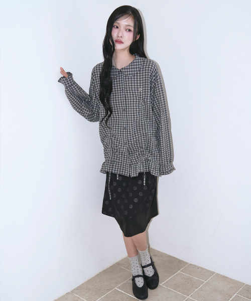 THE GREEN LAB（ザグリーンラボ）の「ラブリーカラー チェック フリル ロングトップ [チャコールグレー]（シャツ/ブラウス・レディース・その他・FREE）」の2枚目の写真