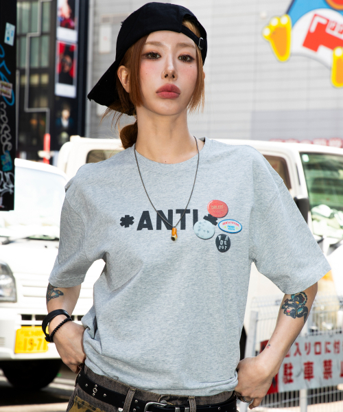 XTONZ（エクストーンズ）の「XF010 アンチピンバッジTシャツ (GRAY)（Tシャツ/カットソー・レディース・その他・MEDIUM/LARGE/X-SMALL/SMALL）」の3枚目の写真