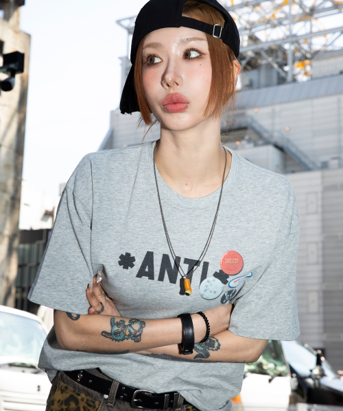 XTONZ（エクストーンズ）の「XF010 アンチピンバッジTシャツ (GRAY)（Tシャツ/カットソー・レディース・その他・MEDIUM/LARGE/X-SMALL/SMALL）」の4枚目の写真