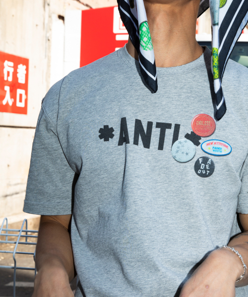XTONZ（エクストーンズ）の「XF010 アンチピンバッジTシャツ (GRAY)（Tシャツ/カットソー・レディース・その他・MEDIUM/LARGE/X-SMALL/SMALL）」の6枚目の写真