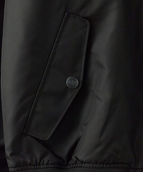 Calvin Klein(カルバン・クライン)の「Calvin Klein LS UNFILLED NYLON TIPPED GRAPHIC BOMBER MA-1 / 4RF510G(ブルゾン・メンズ・ブラック・M/S/L)」の6枚目の写真