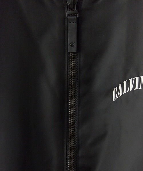 Calvin Klein(カルバン・クライン)の「Calvin Klein LS UNFILLED NYLON TIPPED GRAPHIC BOMBER MA-1 / 4RF510G(ブルゾン・メンズ・ブラック・M/S/L)」の4枚目の写真