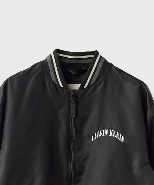 Calvin Klein(カルバン・クライン)の「Calvin Klein LS UNFILLED NYLON TIPPED GRAPHIC BOMBER MA-1 / 4RF510G(ブルゾン・メンズ・ブラック・M/S/L)」の3枚目の写真