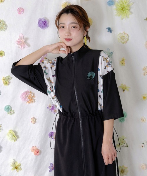 ScoLar(スカラー)の「162621:レーステープ×蝶柄生地×薄地ジャージワンピース(ワンピース・レディース・パープル/ベージュ/ブラック・M)」の4枚目の写真
