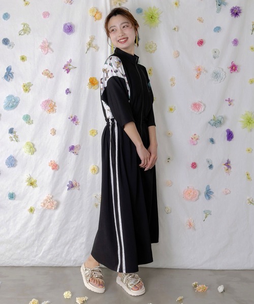 ScoLar(スカラー)の「162621:レーステープ×蝶柄生地×薄地ジャージワンピース(ワンピース・レディース・パープル/ベージュ/ブラック・M)」の5枚目の写真