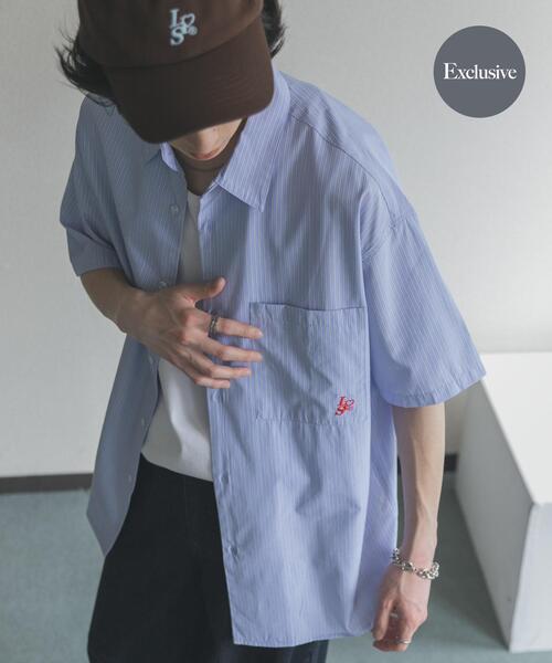 SENSE OF PLACE by URBAN RESEARCH(センスオブプレイスバイアーバンリサーチ)の「『別注』LOVE POP STUDIO×SENSE OF PLACE シャツ(シャツ/ブラウス・メンズ・ホワイト/ブルー・MEDIUM/LARGE)」の1枚目の写真