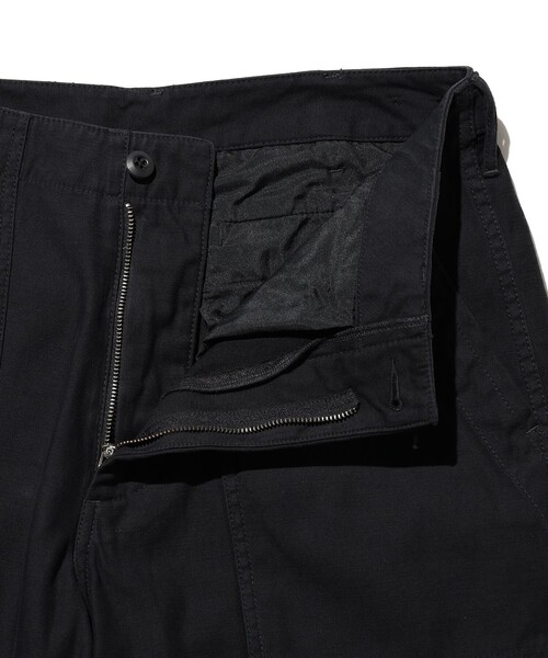 BEAMS PLUS（ビームスプラス）の「MIL Utility Shorts Reversed Sateen（その他パンツ・メンズ・ブラック/オリーブ/グリーン/ネイビー・SMALL/MEDIUM/X-LARGE/LARGE）」の11枚目の写真