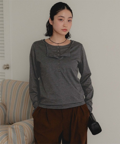 miette(ミエット)の「レイヤードライクヘンリーTシャツ(Tシャツ/カットソー・レディース・ライトイエロー/チャコール/ドット・FREE)」の2枚目の写真